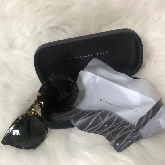 Victoria Beckham Sunglasses; #CAT3/VBS110C2, W/ Case Victoria Beckham Navigator Sunglasses VB229S 040 Silver  main image 4